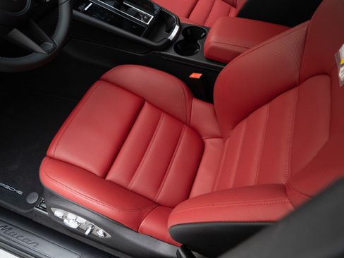 Certified 2026 Porsche Macan AWD/4WD image 16