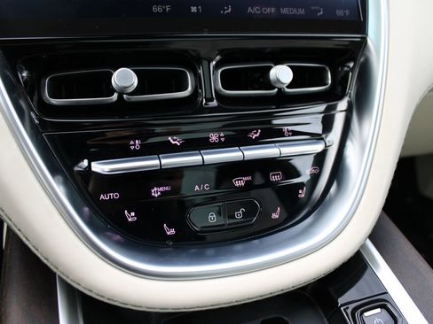 Used 2023 Aston Martin DBX AWD/4WD image 17