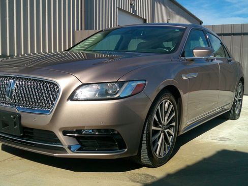 Used 2019 Lincoln Continental Select image 4