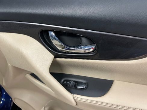 Used 2019 Nissan Rogue SV w/ Premium Package image 9