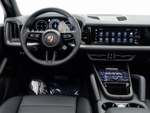 Used 2025 Porsche Cayenne image 18
