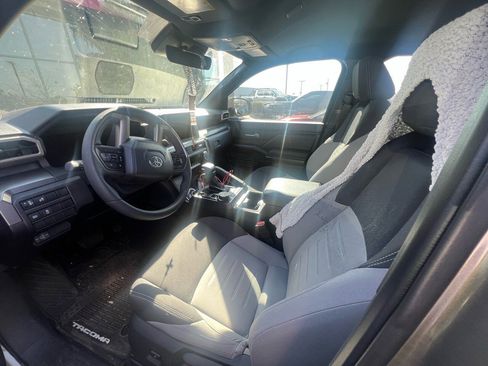 Used 2025 Toyota Tacoma TRD Off-Road image 10