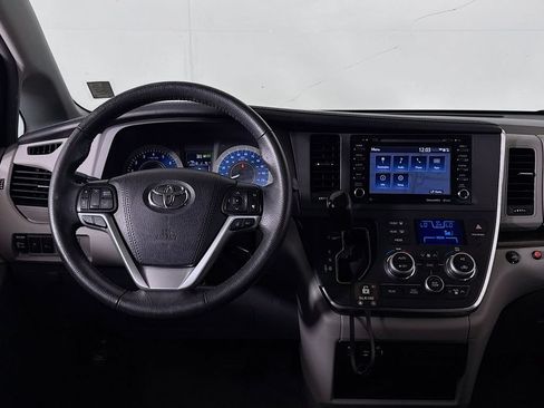 Used 2018 Toyota Sienna Limited FWD image 10