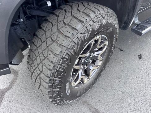 Used 2024 Chevrolet Colorado ZR2 w/ Technology Package AWD/4WD image 16