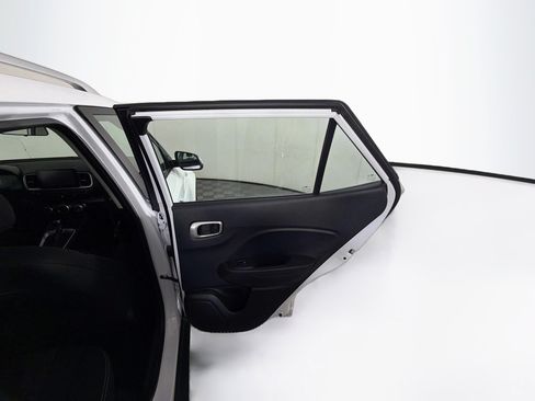 Used 2025 Hyundai Venue SEL FWD image 29