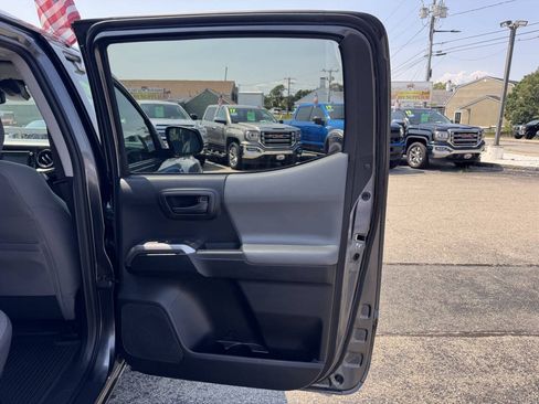 Used 2018 Toyota Tacoma SR5 AWD/4WD image 33