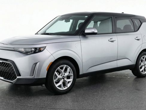 Used 2025 Kia Soul LX w/ LX Technology Package FWD image 3