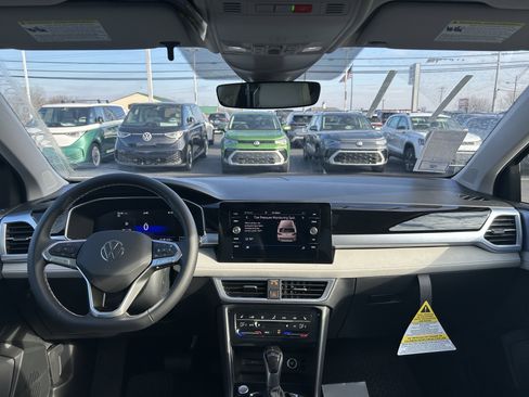 New 2026 Volkswagen Taos SE image 10