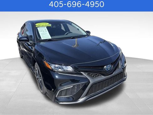 Used 2022 Toyota Camry SE image 3