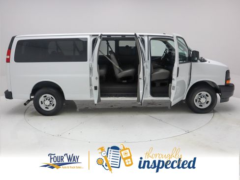 Used 2017 Chevrolet Express 3500 LS RWD image 3