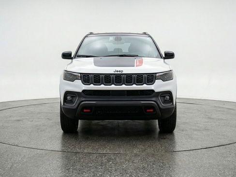 Used 2025 Jeep Compass Trailhawk image 2