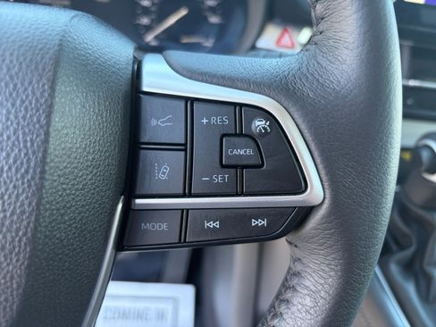 Used 2025 Toyota Sienna XLE FWD image 32