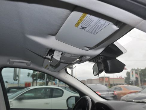 Used 2017 Land Rover Discovery Sport SE image 29