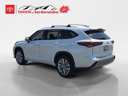 Certified 2025 Toyota Highlander Platinum AWD/4WD image 3