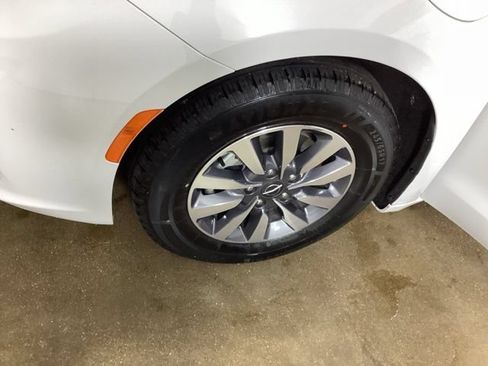 Used 2024 Chrysler Pacifica Limited FWD image 26