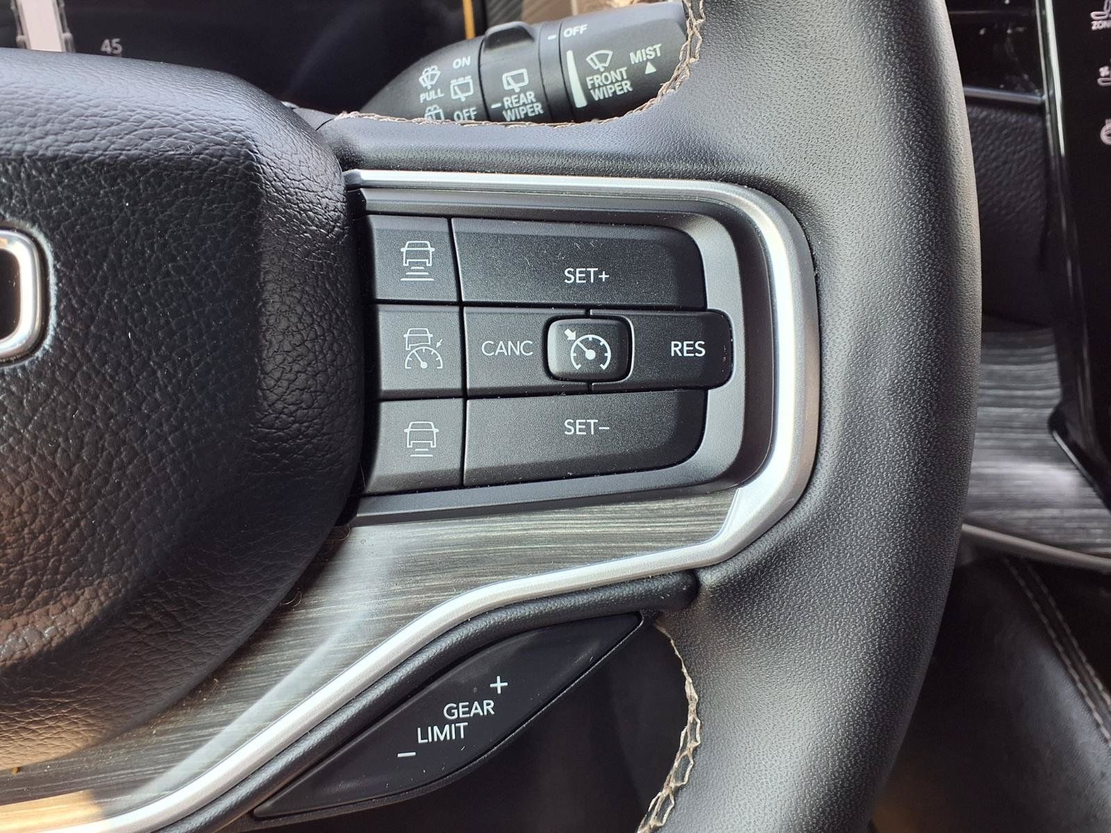 Used 2024 Jeep Wagoneer L Series II RWD image 15