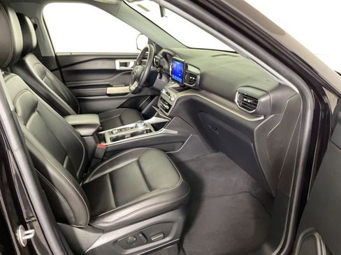 Used 2022 Ford Explorer XLT w/ Equipment Group 202A image 27