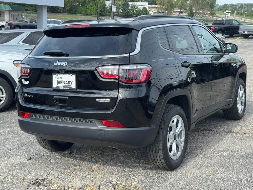 Used 2025 Jeep Compass Latitude w/ Convenience Group AWD/4WD image 3
