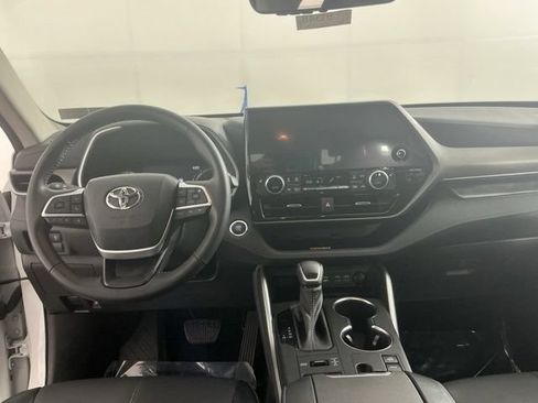 Used 2023 Toyota Highlander XLE AWD/4WD image 35