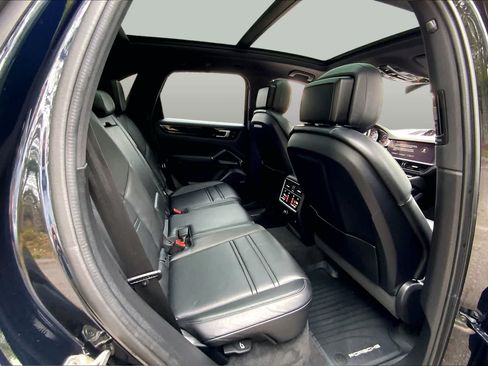 Used 2022 Porsche Cayenne AWD/4WD image 18