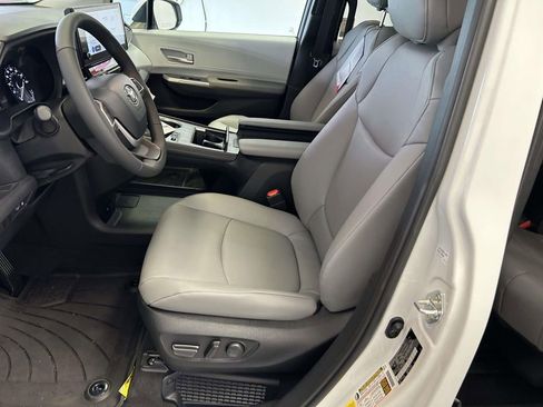 Used 2026 Toyota Sienna XLE FWD image 17