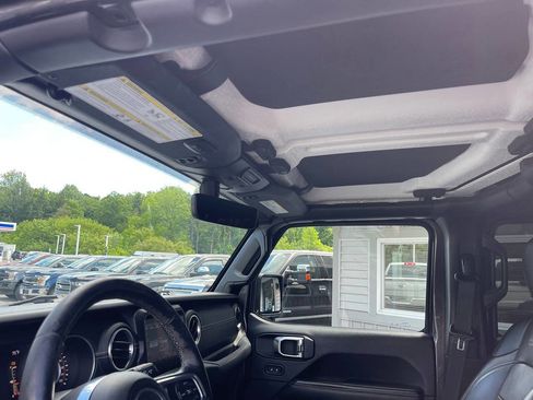 Used 2018 Jeep Wrangler Unlimited Sahara w/ Dual Top Group AWD/4WD image 19