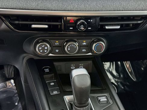 Used 2025 Nissan Kicks SV AWD/4WD image 10