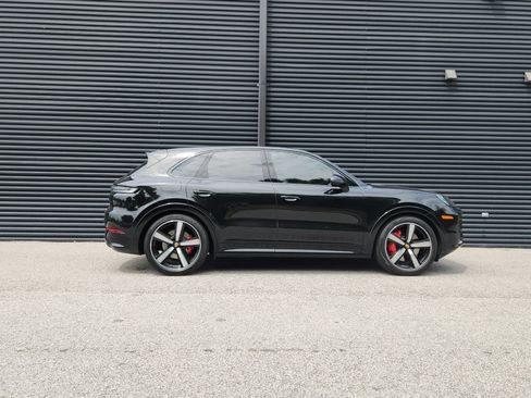 Certified 2025 Porsche Cayenne GTS w/ Premium Package Plus AWD/4WD image 6