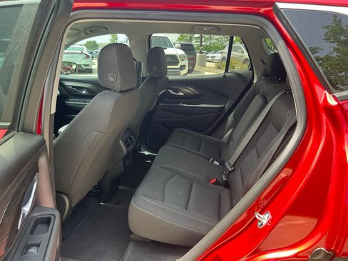 Used 2024 GMC Terrain SLE w/ Driver Convenience Package FWD image 17