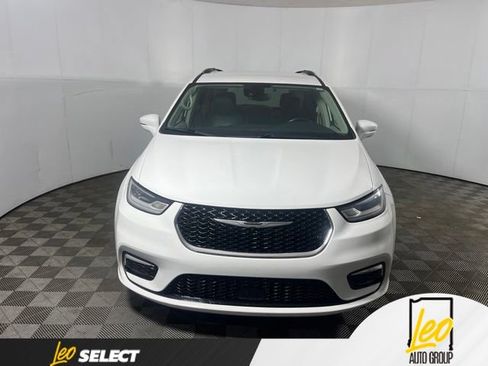 Used 2021 Chrysler Pacifica Touring-L FWD image 2