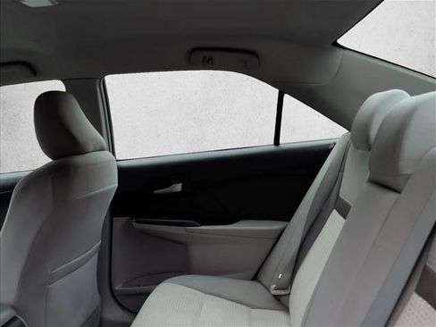 Used 2014 Toyota Camry LE FWD image 17