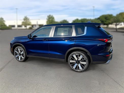 New 2025 Mitsubishi Outlander SE image 5