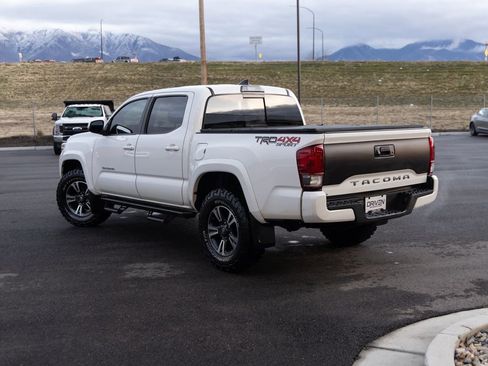 Used 2017 Toyota Tacoma TRD Sport image 4