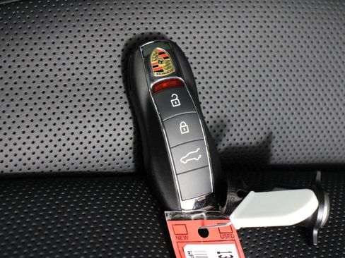 Certified 2026 Porsche Macan AWD/4WD image 34