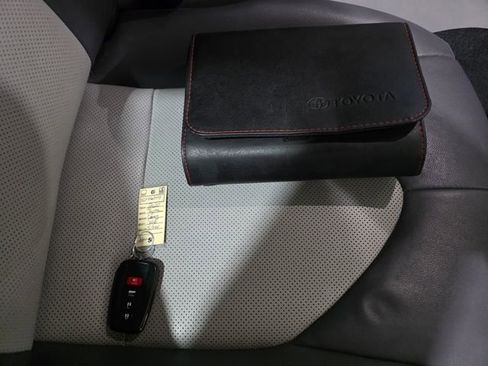 Used 2020 Toyota Camry XLE w/ Navigation Package FWD image 9