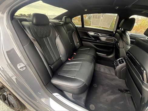 Used 2022 BMW 750i xDrive w/ Executive Package image 27