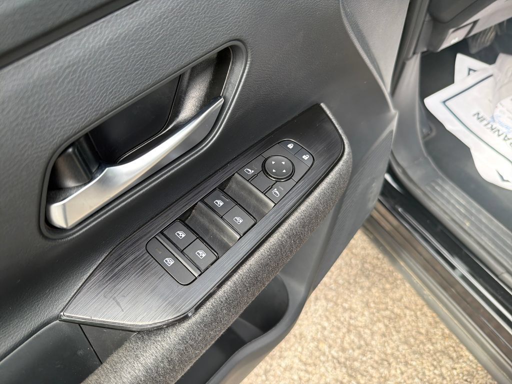 Used 2025 Nissan Kicks SV AWD/4WD image 12