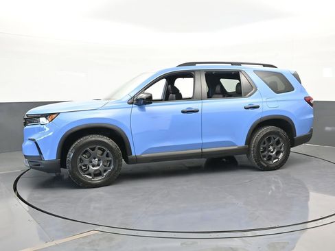 Used 2025 Honda Pilot TrailSport image 2