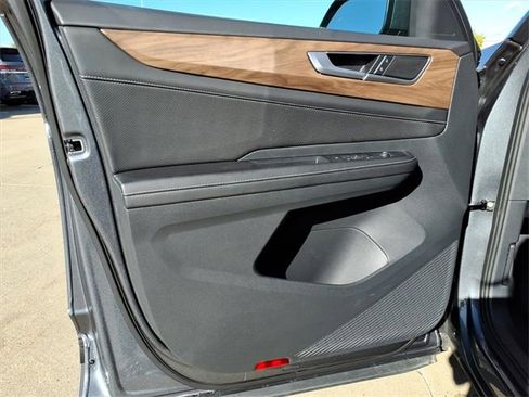 Certified 2025 Volkswagen Atlas SE image 14