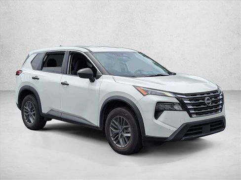 Used 2024 Nissan Rogue S FWD image 2