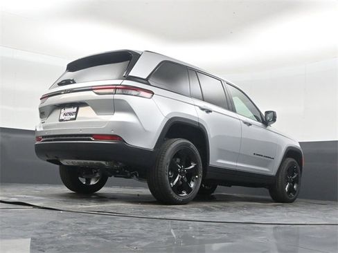 New 2025 Jeep Grand Cherokee Altitude image 38