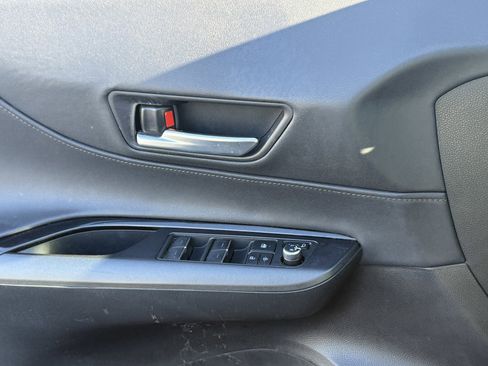 Used 2021 Toyota Venza LE w/ Carpet Mat Package (TMS) image 18