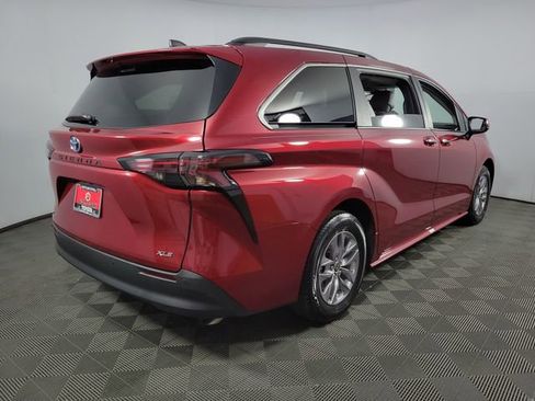 Used 2025 Toyota Sienna XLE w/ XLE Plus Package image 9