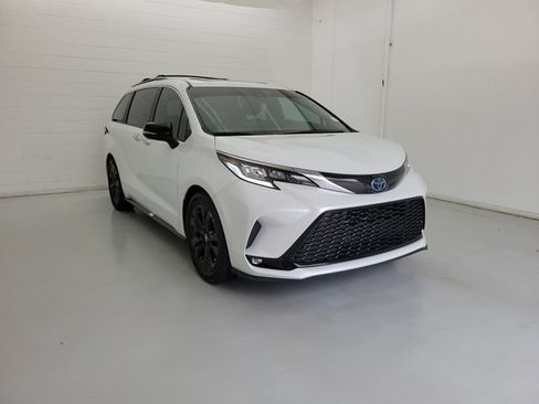 Used 2023 Toyota Sienna XSE FWD image 4