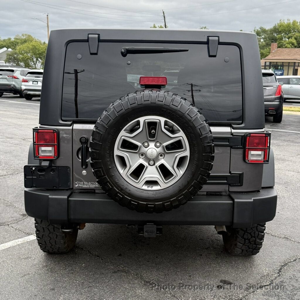 Used 2016 Jeep Wrangler Unlimited Rubicon w/ Connectivity Group AWD/4WD image 14