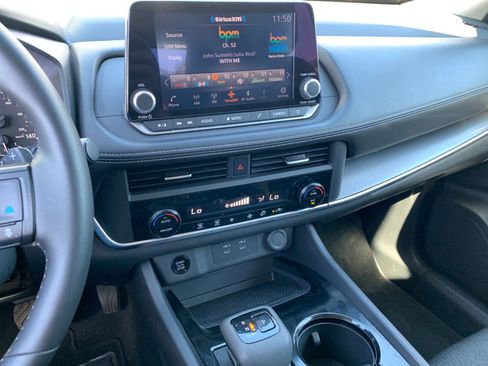 Used 2025 Nissan Rogue SV image 17