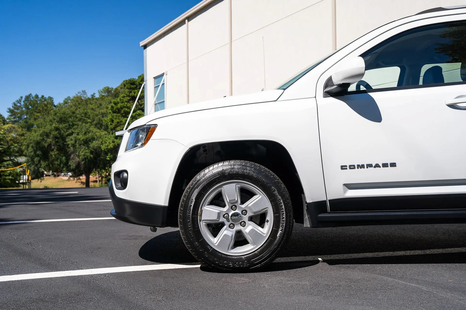Used 2017 Jeep Compass Latitude FWD image 3