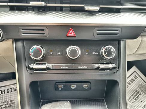 Used 2023 Kia Carnival LX FWD image 18