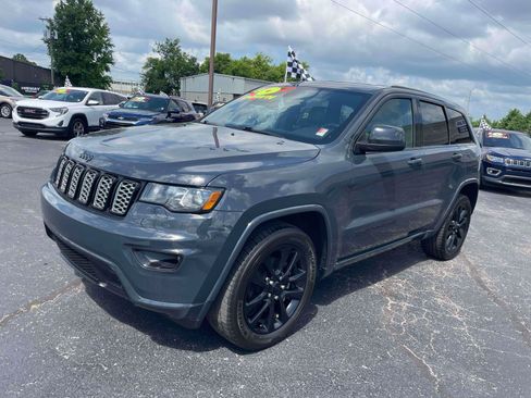 Used 2018 Jeep Grand Cherokee Altitude AWD/4WD image 2