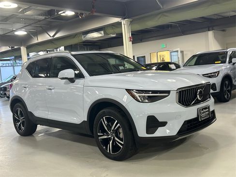 Certified 2025 Volvo XC40 B5 Core image 1